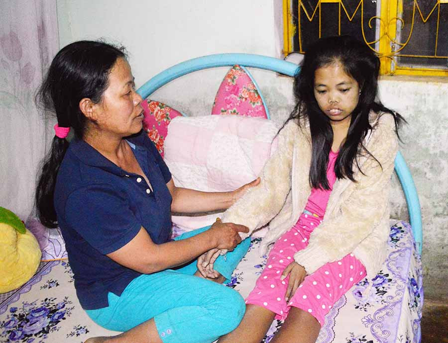 Bà Lanh chăm sóc em Hiền. Ảnh: Đ.Y  Bà Lanh chăm sóc em Hiền. Ảnh: Đ.Y