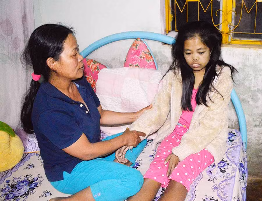  Bà Lanh chăm sóc em Hiền. Ảnh: Đ.Y