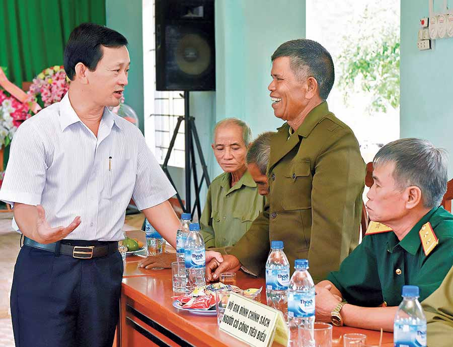 Bí thư Tỉnh ủy Dương Văn Trang (bìa trái) trò chuyện với các thương binh, bệnh binh huyện Krông Pa. Ảnh: Đức Thụy