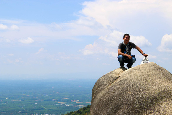 Đỉnh núi đây rồi! Thỏa mãn với cảm giác vượt qua giới hạn của bản thân. Mặc dù thấm mệt vì nắng nóng nhưng anh em cũng rất hăng say tạo dáng 