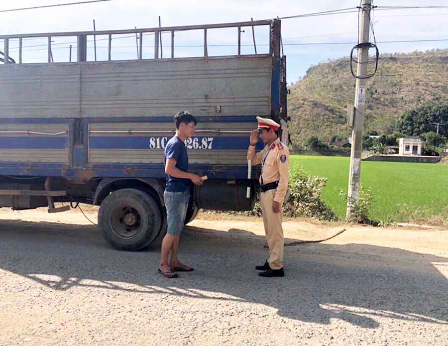 Lực lượng Cảnh sát Giao thông Công an huyện Phú Thiện tăng cường tuần tra kiểm soát, xử lý vi phạm. Ảnh: P.M Lực lượng Cảnh sát Giao thông Công an huyện Phú Thiện tăng cường tuần tra kiểm soát, xử lý vi phạm. Ảnh: P.M