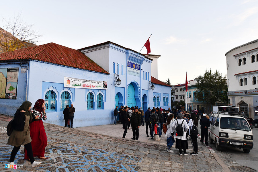 Thành phố Chefchaouen thành lập từ năm 1471 với nét đặc trưng màu xanh đậm, đem đến cảm giác ngỡ ngàng và thú vị cho bất kỳ du khách nào lần đầu tới đây.