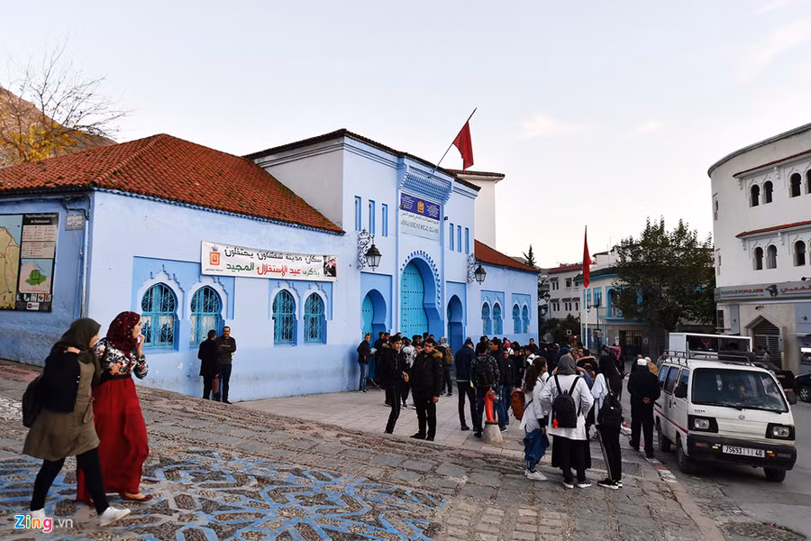 Thành phố Chefchaouen thành lập từ năm 1471 với nét đặc trưng màu xanh đậm, đem đến cảm giác ngỡ ngàng và thú vị cho bất kỳ du khách nào lần đầu tới đây.
