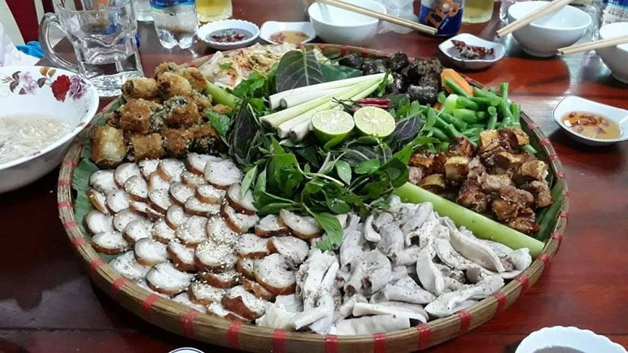 Heo rừng lên mẹt - món ăn đặc trưng của Ch'Rao.