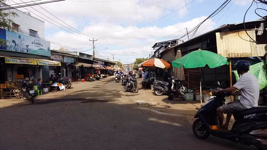  Khu vực chợ tự phát trên đường Âu Cơ. Ảnh: H.P