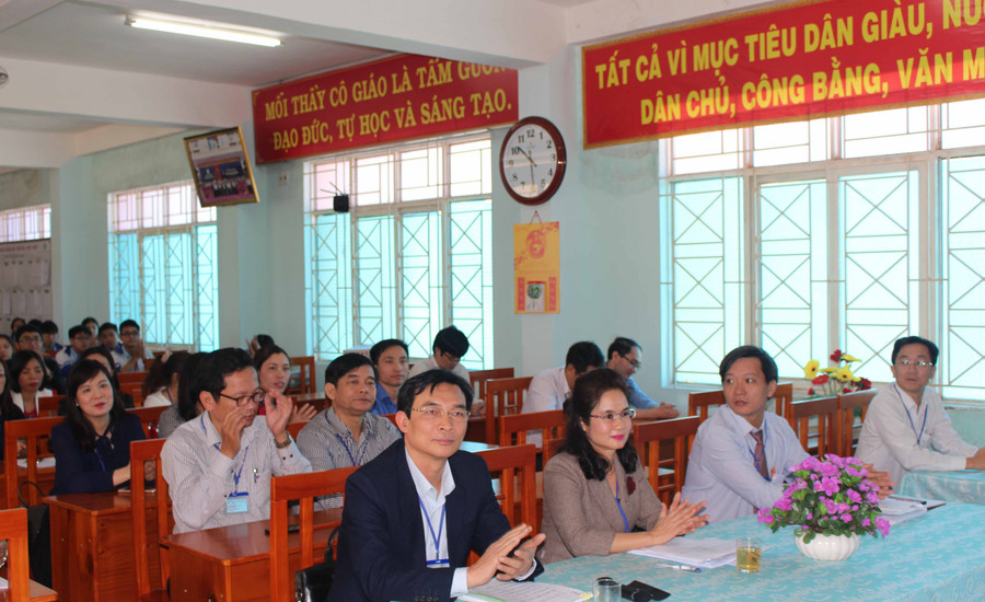 Các thành viên Hội đồng thi tham gia lễ khai mạc. Ảnh Nguyễn Giang
