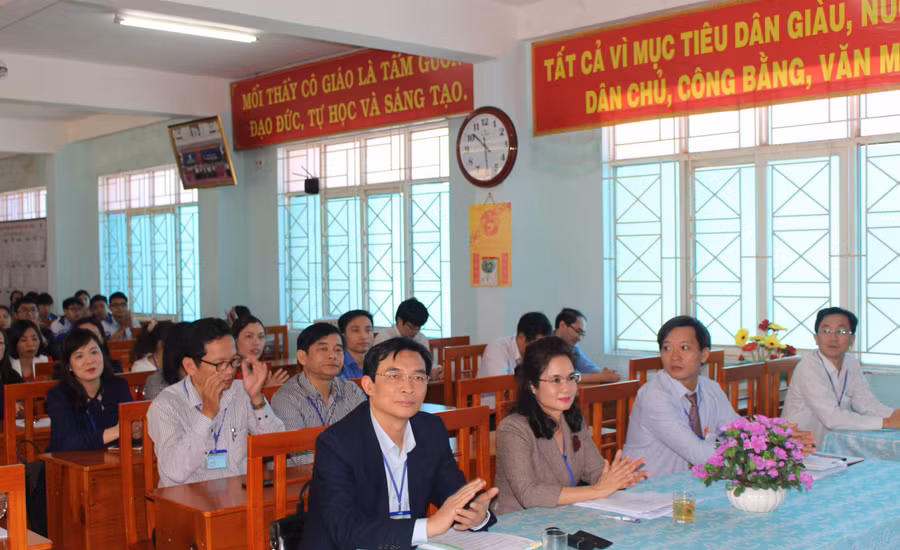 Các thành viên Hội đồng thi tham gia lễ khai mạc. Ảnh Nguyễn Giang