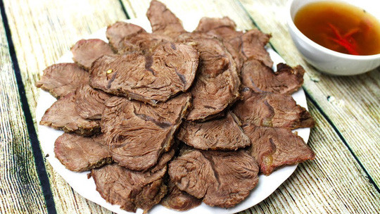 Bò kho mật mía: Cách nấu của người dân xứ Nghệ đem đến những nồi thịt bò kho thơm giòn ngọt ăn lai rai ngày tết. Món ăn truyền thống trong bữa cơm tết này có vị thơm và cay của gừng, quế hoà cùng độ dai giòn sần sật của bắp bò. Ảnh: Nhung cooking.