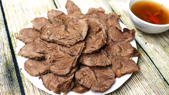 Bò kho mật mía: Cách nấu của người dân xứ Nghệ đem đến những nồi thịt bò kho thơm giòn ngọt ăn lai rai ngày tết. Món ăn truyền thống trong bữa cơm tết này có vị thơm và cay của gừng, quế hoà cùng độ dai giòn sần sật của bắp bò. Ảnh: Nhung cooking.