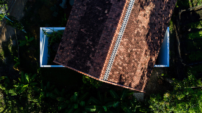 Hai phòng ngủ đặt cắt chéo kiến trúc chính, hai đầu của hai phòng chệch hẳn ra khỏi mái ngói. Phần mái thiếu này chính là cửa sổ trời thay cho cửa sổ thông thường của căn phòng. Hai phòng ngủ đặt cắt chéo kiến trúc chính, hai đầu của hai phòng chệch hẳn ra khỏi mái ngói. Phần mái thiếu này chính là cửa sổ trời thay cho cửa sổ thông thường của căn phòng.