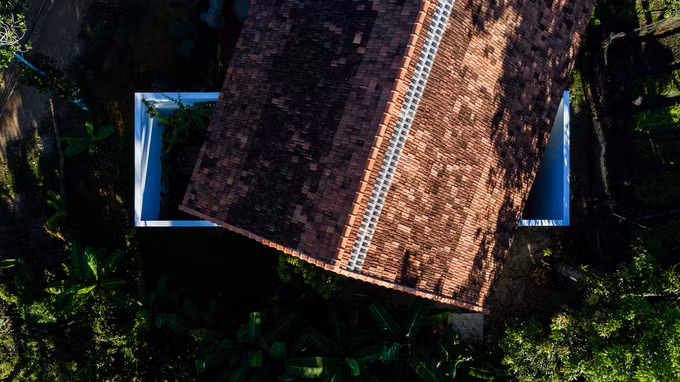  Hai phòng ngủ đặt cắt chéo kiến trúc chính, hai đầu của hai phòng chệch hẳn ra khỏi mái ngói. Phần mái thiếu này chính là cửa sổ trời thay cho cửa sổ thông thường của căn phòng.