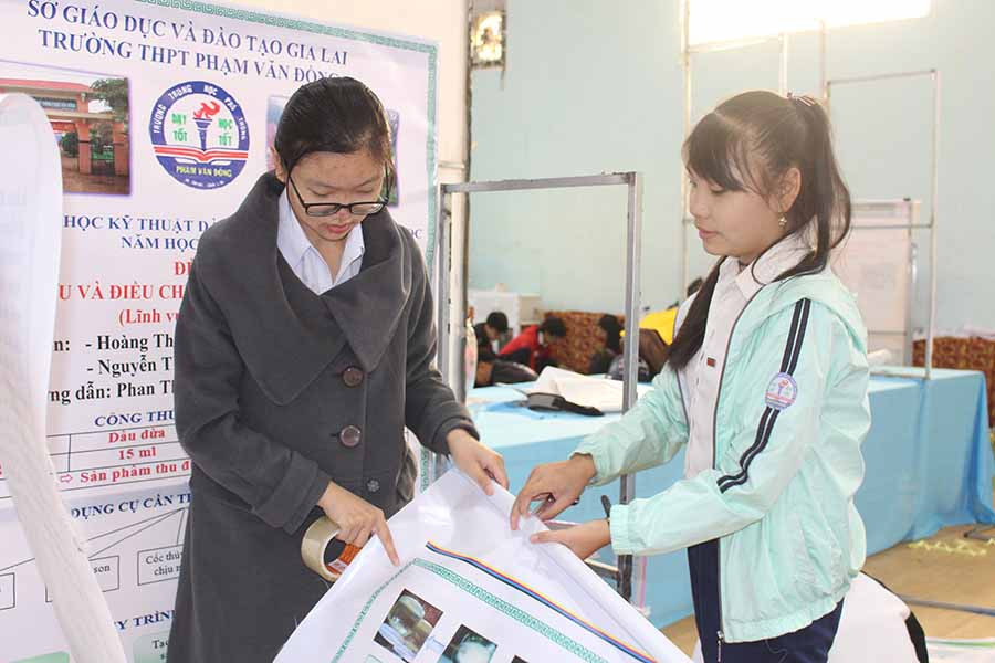 Học sinh tích cực chuẩn bị bày trí gian hàng tại Trường THPT Chuyên Hùng Vương. Ảnh: Nguyễn Giang Học sinh tích cực chuẩn bị bày trí gian hàng tại Trường THPT Chuyên Hùng Vương ẢnhẢnh: Nguyễn Giang