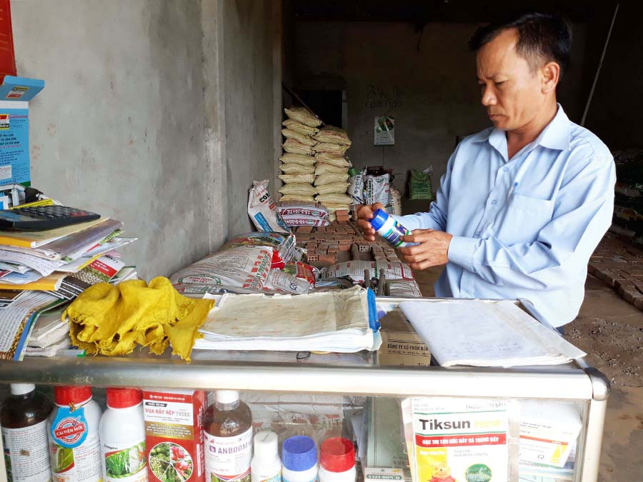  Cán bộ đoàn liên ngành huyện Chư Pah kiểm tra một cơ sở kinh doanh phân bón, thuốc BVTV. Ảnh: Tường Vy