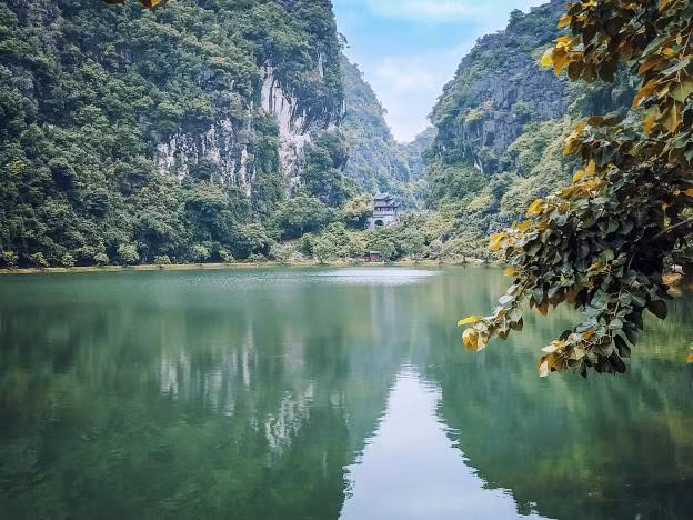 Bạn được hòa mình trong không gian của nước hồ trong vắt nhìn được tận đáy hồ. Ảnh: Zing