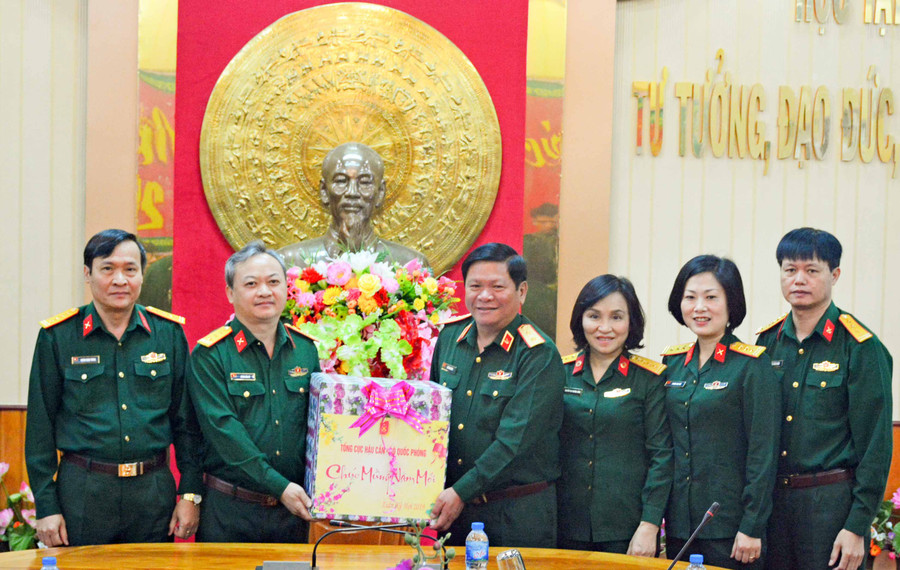 Trung tướng Lê Văn Hoàng tặng quà Bộ tư lệnh Binh đoàn 15. Ảnh: Sơn Tùng Trung tướng Lê Văn Hoàng tặng quà Bộ tư lệnh Binh đoàn 15. Ảnh: Sơn Tùng