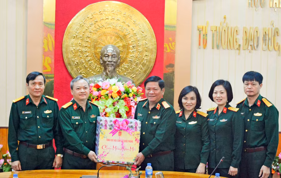 Trung tướng Lê Văn Hoàng tặng quà Bộ tư lệnh Binh đoàn 15. Ảnh: Sơn Tùng