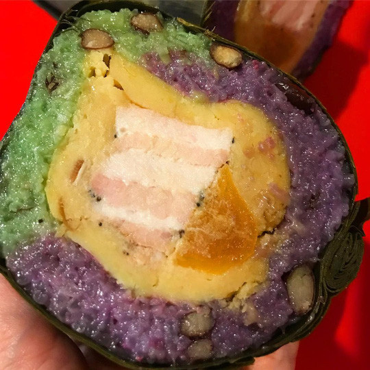 Người miền Trung ăn bánh tét kèm dưa món. Một số biến tấu đẹp mắt của hương vị truyền thống còn có bánh tét lá cẩm trứng muối, bánh tét ba màu, bánh tét ngọt… Bánh được gói thành những đòn trụ dài nên khi cắt từng khoanh nhìn đẹp mắt. Ảnh: Aizphong, anvatocsen.