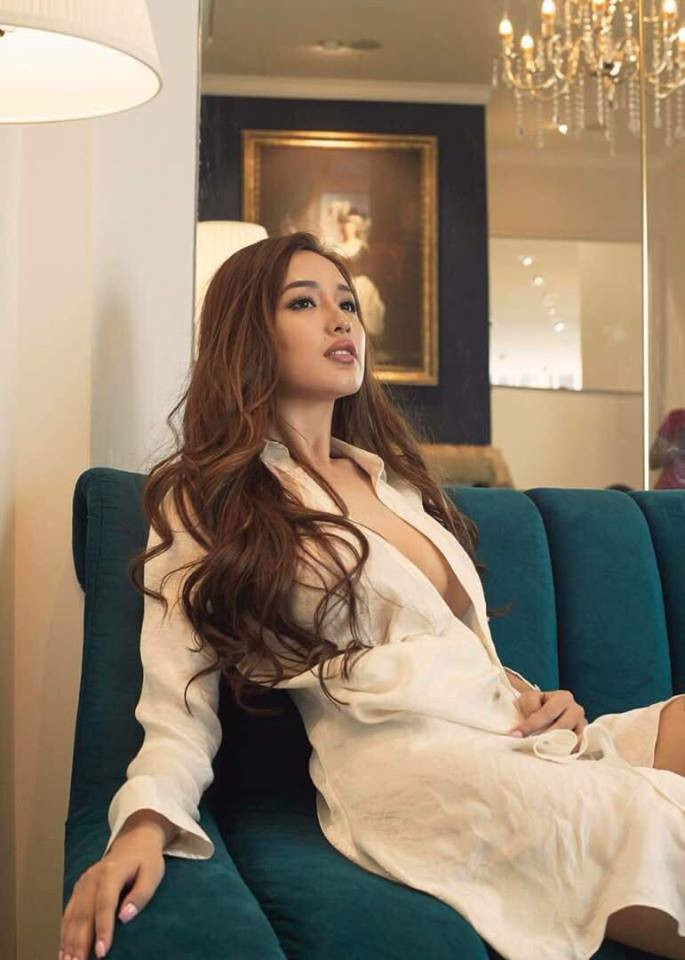 Thời gian gần đây, cô nàng có vẻ chăm chỉ khoe những hình ảnh sexy táo bạo của mình hơn trước. Mới đây nhất là những hình ảnh cô nàng mặc áo sơ mi trắng khoe đôi gò bồng đào vô cùng hút mắt người nhìn. Thời gian gần đây, cô nàng có vẻ chăm chỉ khoe những hình ảnh sexy táo bạo của mình hơn trước. Mới đây nhất là những hình ảnh cô nàng mặc áo sơ mi trắng khoe đôi gò bồng đào vô cùng hút mắt người nhìn.