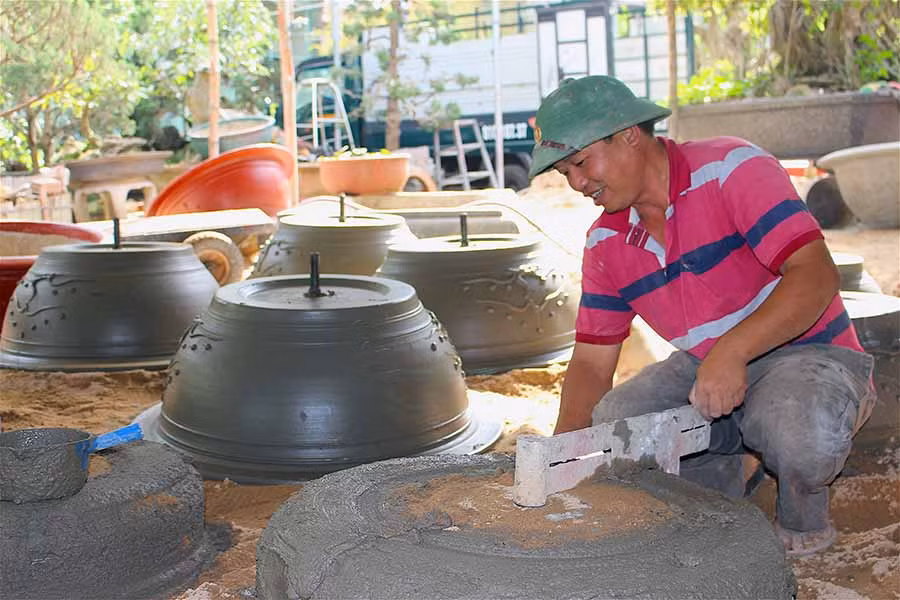 Nghề làm chậu kiểng không đòi hỏi nhiều về kỹ thuật nhưng cần sự tinh tế và sáng tạo nơi người thợ. Ảnh: H.T Nghề làm chậu kiểng không đòi hỏi nhiều về kỹ thuật nhưng cần sự tinh tế và sáng tạo nơi người thợ. Ảnh: H.T