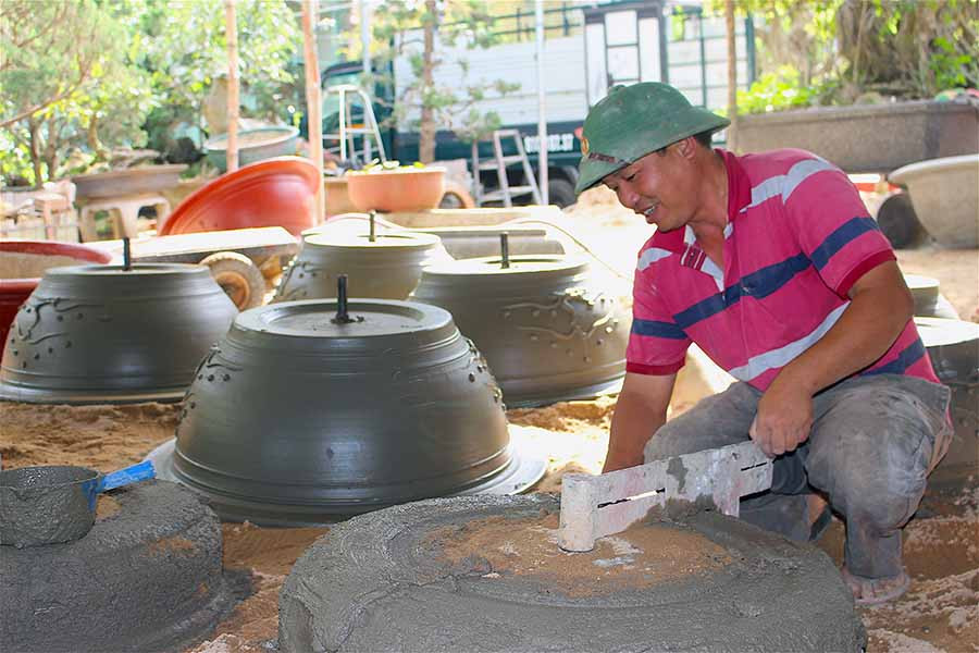 Nghề làm chậu kiểng không đòi hỏi nhiều về kỹ thuật nhưng cần sự tinh tế và sáng tạo nơi người thợ. Ảnh: H.T  Nghề làm chậu kiểng không đòi hỏi nhiều về kỹ thuật nhưng cần sự tinh tế và sáng tạo nơi người thợ. Ảnh: H.T