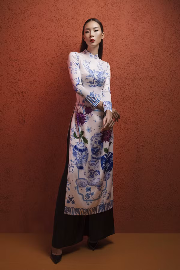 "Áo dài hiện nay đã cách tân do hoạ sĩ Cát Tượng sáng tạo từ thế kỷ trước. Do đó tôi không cần cách tân thêm bởi đôi khi việc đó lại làm hỏng áo dài. Cách tân thế nào thì cũng phải làm cho người mặc nhận ra đó là áo dài. Riêng tôi vẫn thích hình dáng áo dài truyền thống. Tôi chỉ cách tân bằng công nghệ in hiện đại 4.0 hay đưa hoạ tiết lọ gốm vào bộ sưu tập năm nay", NTK Hà Linh Thư chia sẻ.