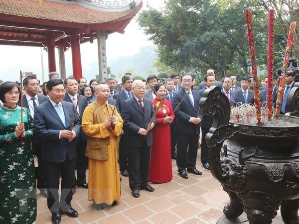 Tổng Bí thư, Chủ tịch nước Nguyễn Phú Trọng, Phu nhân và các đại biểu dâng hương tại đền Ngọc Sơn, Hà Nội. (Ảnh: Lâm Khánh/TTXVN)