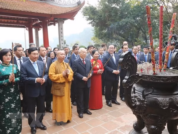 Tổng Bí thư, Chủ tịch nước Nguyễn Phú Trọng, Phu nhân và các đại biểu dâng hương tại đền Ngọc Sơn, Hà Nội. (Ảnh: Lâm Khánh/TTXVN) Tổng Bí thư, Chủ tịch nước Nguyễn Phú Trọng, Phu nhân và các đại biểu dâng hương tại đền Ngọc Sơn, Hà Nội. (Ảnh: Lâm Khánh/TTXVN)