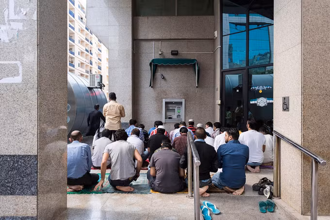 Người Hồi giáo cầu nguyện trên những con phố liền kề nhà thờ ở khu Deira, nơi sinh sống của những người lao động nhập cư. Sự cởi mở của Dubai thể hiện trong cả vấn đề đức tin. Du khách có thể dễ dàng bắt gặp nhà thờ Hồi giáo Sunni nằm cùng phố với nhà thờ Hồi giáo Shia. Ngay phía sau là một ngôi đền của đạo Hindu thờ thần Shiva và Krishna. Cách đó vài dãy nhà, người Công giáo đổ ra đường sau khi hành lễ tại nhà thờ St. Mary.