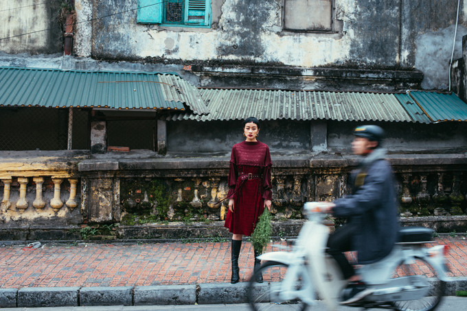 Bộ hình được thực hiện dưới bàn tay của nhiếp ảnh gia Lê Tuấn Anh. Nhiếp ảnh gia đã tăng nhiệt độ màu, gia tăng đường nét và nhuộm màu ấm áp để gợi không khí Tết hoài cổ mà vẫn đậm chất thời trang. Bộ hình được thực hiện dưới bàn tay của nhiếp ảnh gia Lê Tuấn Anh. Nhiếp ảnh gia đã tăng nhiệt độ màu, gia tăng đường nét và nhuộm màu ấm áp để gợi không khí Tết hoài cổ mà vẫn đậm chất thời trang.