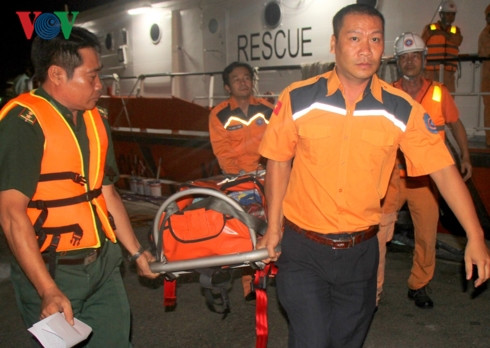  Các ngư dân gặp nạn trên biển được đưa vào bờ cấp cứu.