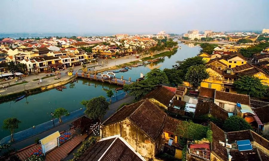  Dòng sông Hoài chia đôi phố cổ Hội An