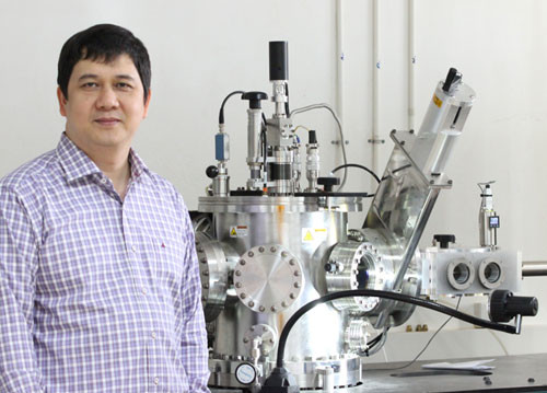 PGS Phạm Thành Huy tại phòng làm thí nghiệm.
