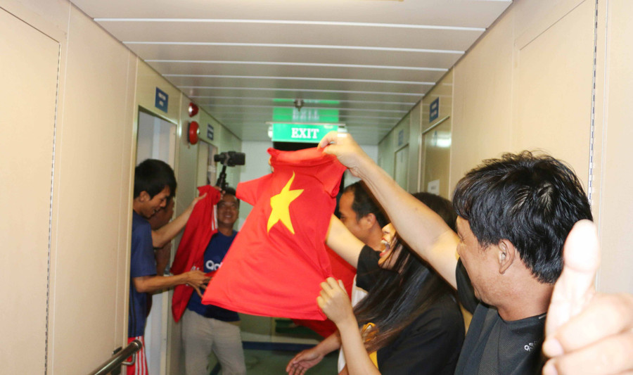 Đi bão trên tàu khi các chiến binh tuyển Việt Nam xuất sắc loại Jordan. Ảnh: Quang Tấn 