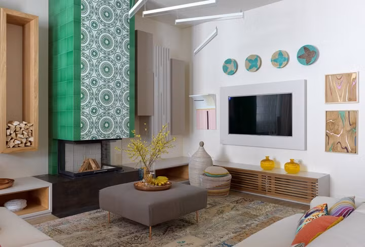 Phòng khách được thiết kế với gam màu sáng, họa tiết trang trí nhẹ nhàng.