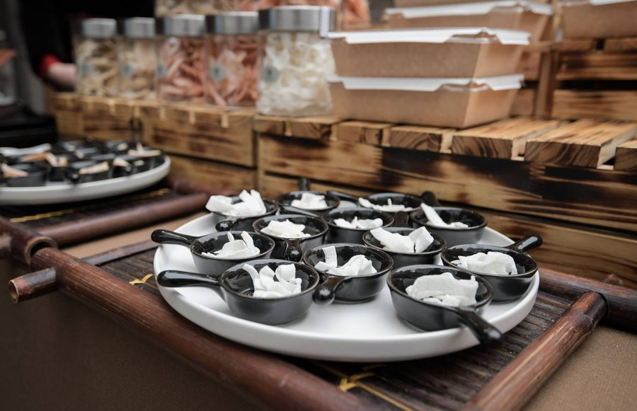  Mứt dừa do đầu bếp khách sạn chế biến. Ngoài các món Việt như bánh cuốn, phở, quầy thực phẩm phục vụ cả bánh mì phết bơ, pate, thịt nguội… với giá từ 50.000 đồng một chiếc.