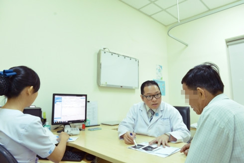 TS BS. Nguyễn Hoàng Đức - Trưởng khoa Tiết niệu BV ĐHYD đang khám cho người bệnh. TS BS. Nguyễn Hoàng Đức - Trưởng khoa Tiết niệu BV ĐHYD đang khám cho người bệnh.