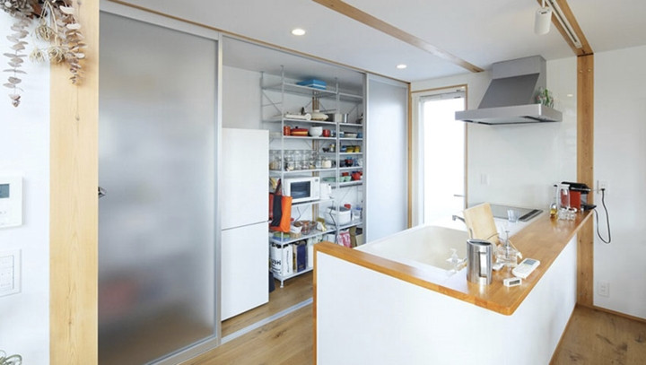 Gia chủ không sử dụng tủ bếp mà dùng kệ mở để thuận tiện sử dụng hàng ngày. Gia chủ không sử dụng tủ bếp mà dùng kệ mở để thuận tiện sử dụng hàng ngày.