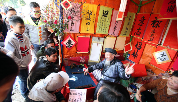 Xin chữ đầu xuân, nét đẹp văn hóa của người Việt. Ảnh: Nhật Nam 