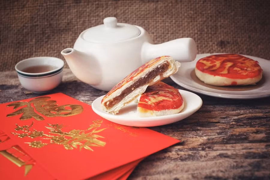 Các món bánh tráng miệng ăn trong ngày Tết có ý nghĩa đặc biệt, chủ yếu là chơi chữ. Mọi người thường ăn món bánh tangyuan (hình tròn, vỏ được làm bằng bột gạo nếp, bên trong là các loại nhân ngọt như vừng, bột đậu, trái cây khô...). Từ này phát âm khá gần với từ 