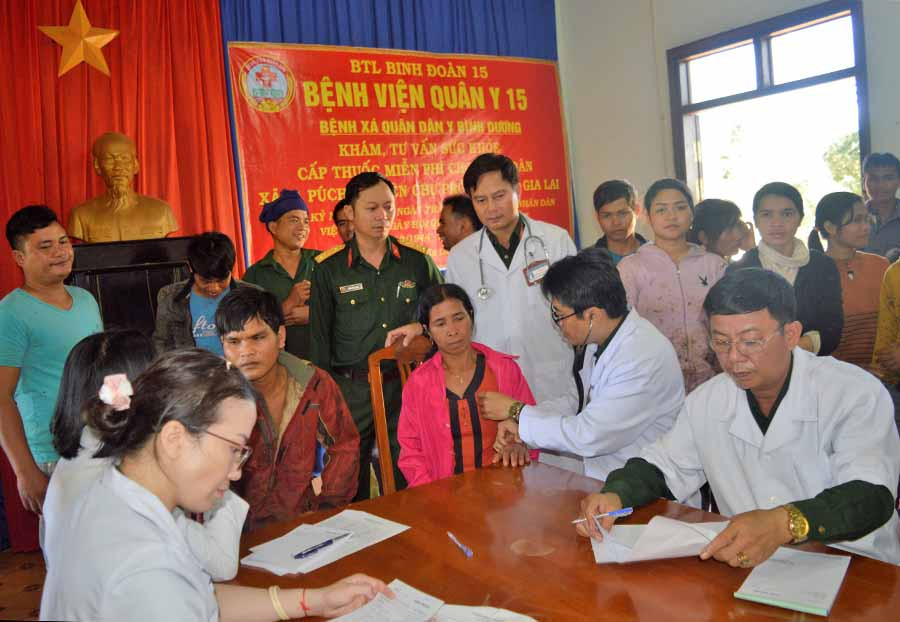  Bệnh xá Quân-dân y Bình Dương phối hợp Bệnh viện Quân y 15 khám, cấp phát thuốc miễn phí cho người dân biên giới. Ảnh: Đ.Y