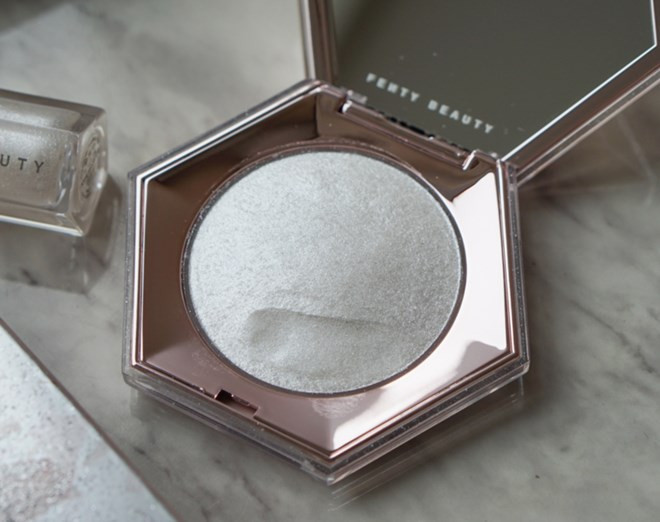  Fenty Beauty Diamond Bomb All-Over Diamond Veil: Chất phấn mịn và dẻo, không bột như các sản phẩm phấn bắt sáng thường gặp, khi sờ có cảm giác mềm mịn như kem.