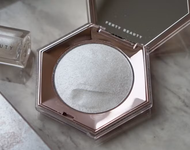  Fenty Beauty Diamond Bomb All-Over Diamond Veil: Chất phấn mịn và dẻo, không bột như các sản phẩm phấn bắt sáng thường gặp, khi sờ có cảm giác mềm mịn như kem.