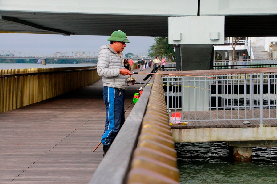  Một số người chọn cầu đi bộ làm nơi giăng câu.