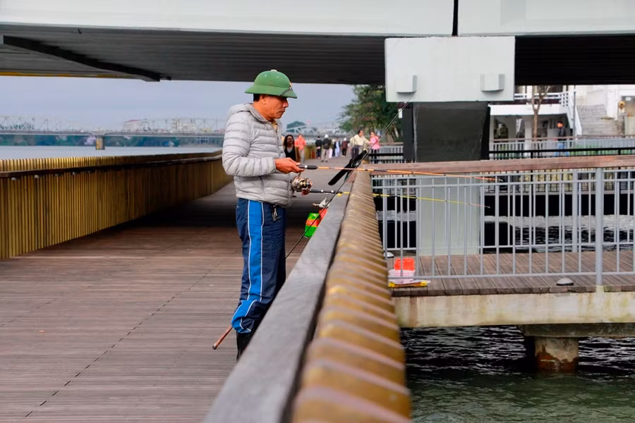  Một số người chọn cầu đi bộ làm nơi giăng câu.