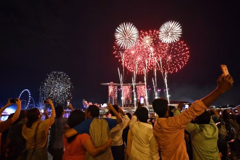 Đám đông cố gắng chọn góc đẹp để chụp ảnh. (Ảnh: Straits Times)