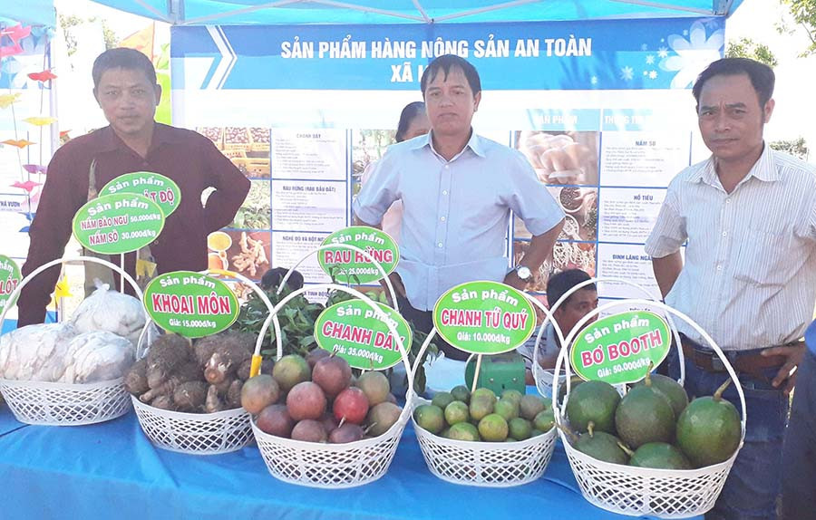  Ông Nguyễn Thanh Sơn (đứng giữa) giới thiệu sản phẩm sạch đến người tiêu dùng. Ảnh: Lê Nam