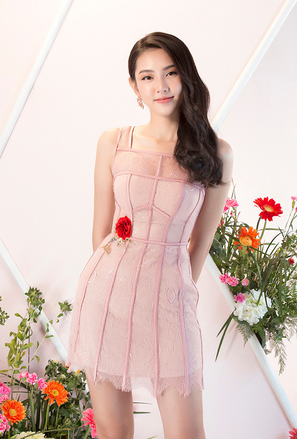 Sắc hồng thạch anh nhẹ nhàng đang được phái đẹp Việt ưa chuộng cũng được Đỗ Long chắt lọc và đưa vào các mẫu váy sử dụng ở những ngày đầu năm mới. Sắc hồng thạch anh nhẹ nhàng đang được phái đẹp Việt ưa chuộng cũng được Đỗ Long chắt lọc và đưa vào các mẫu váy sử dụng ở những ngày đầu năm mới.