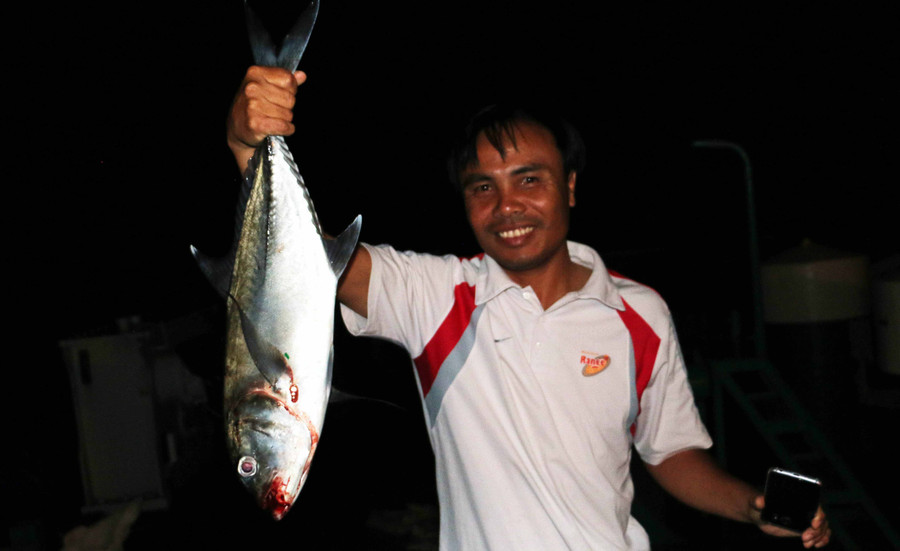 Anh Hoạt khoe chiến lợi phẩm của mình câu được. Ảnh: Quang Tấn Anh Hoạt khoe chiến lợi phẩm của mình câu được. Ảnh: Quang Tấn