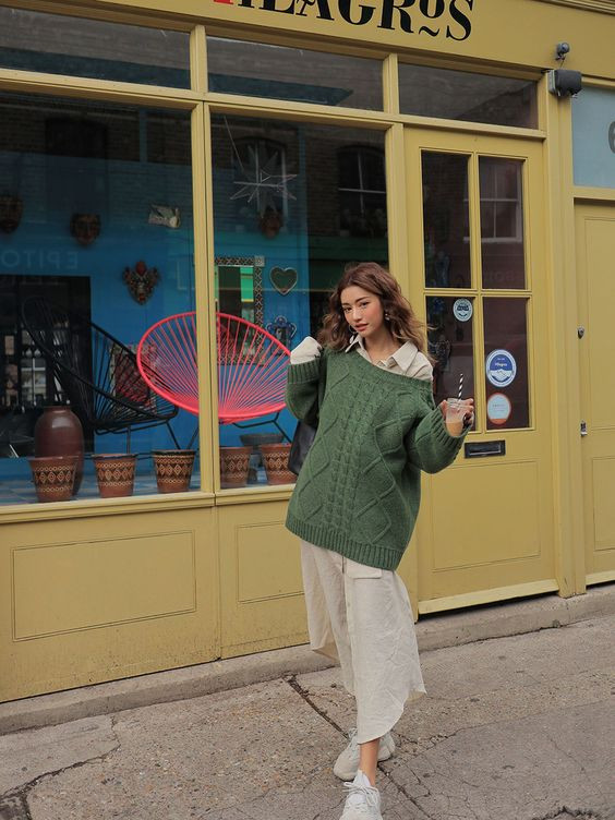 Những mẫu áo len to bản và có phom dáng gần giống với áo nam cũng được nhiều fashionista ưa chuộng. Những mẫu áo len to bản và có phom dáng gần giống với áo nam cũng được nhiều fashionista ưa chuộng.