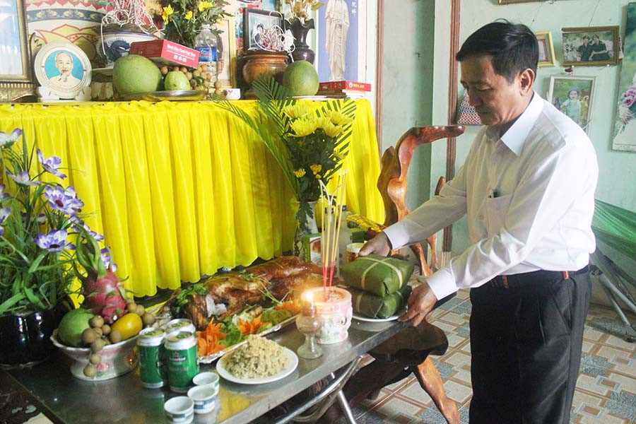 Thành kính chuẩn bị lễ cúng ban thờ tổ tiên trong ngày Tết Cổ truyền. Ảnh: N.T Thành kính chuẩn bị lễ cúng ban thờ tổ tiên trong ngày Tết Cổ truyền. Ảnh: N.T